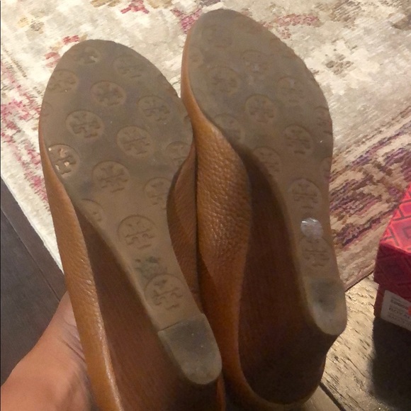 Tory Burch sally peep toe pump. - Picture 3 of 5